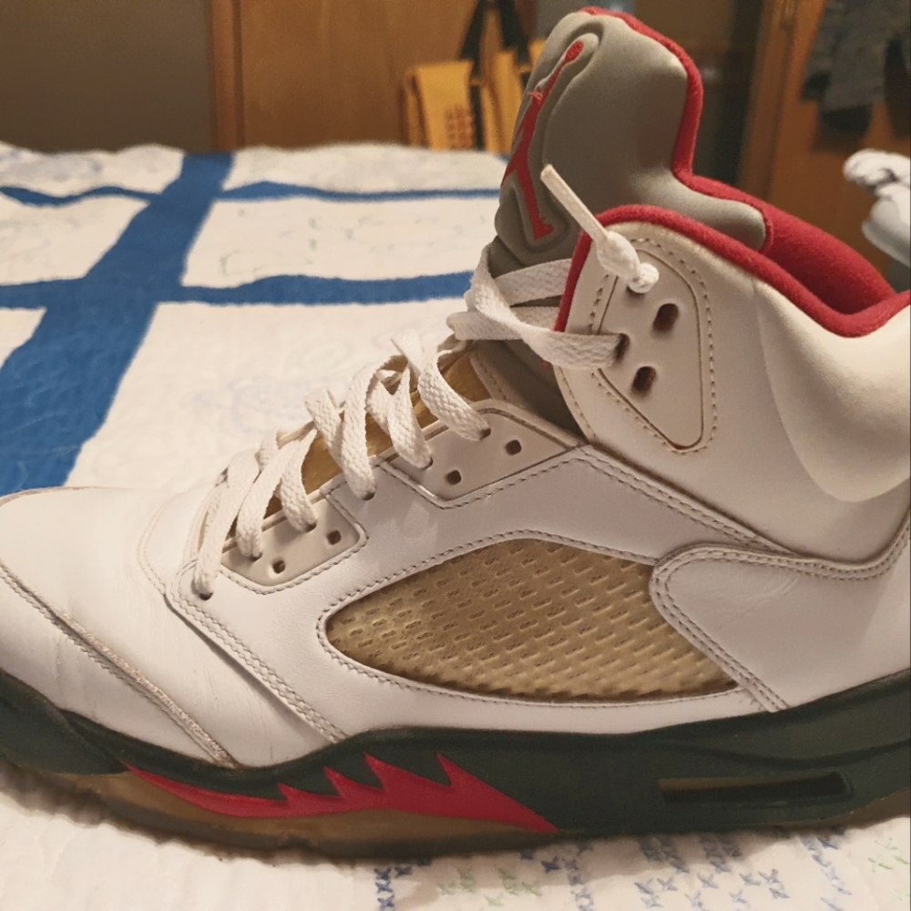 Jordan 5 a little yellowing on the soles and sides